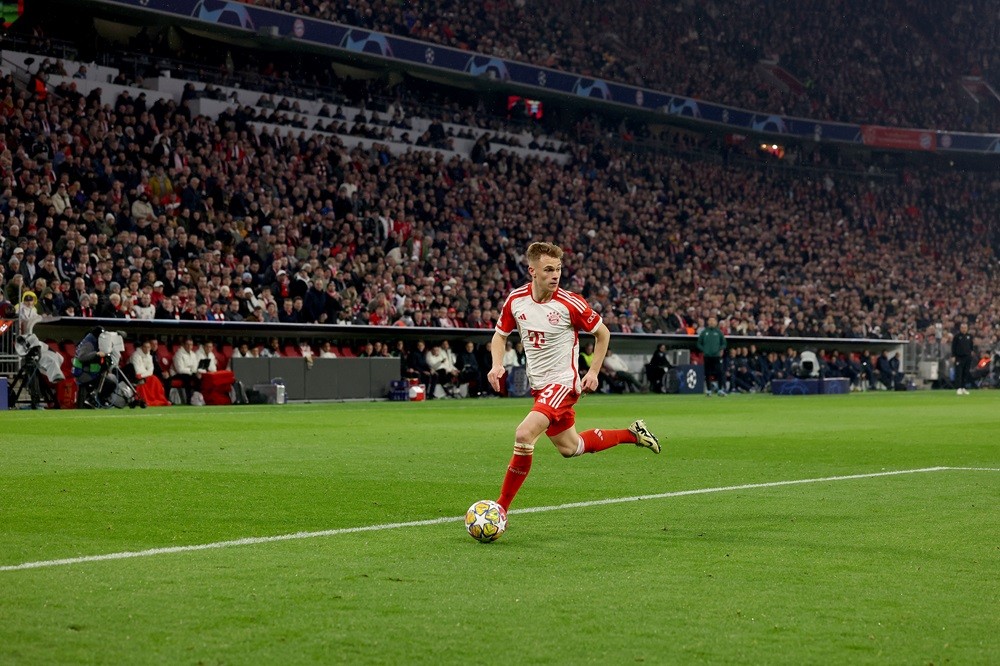 MUNICH, GERMANY: Joshua Kimmich of FC Bayern München runs with the ball during the UEFA Champions League 2023/24 round of 16 second leg match between FC Bayern München and SS Lazio at Allianz Arena on March 05, 2024. (Photo by Alexander Hassenstein/Getty Images)