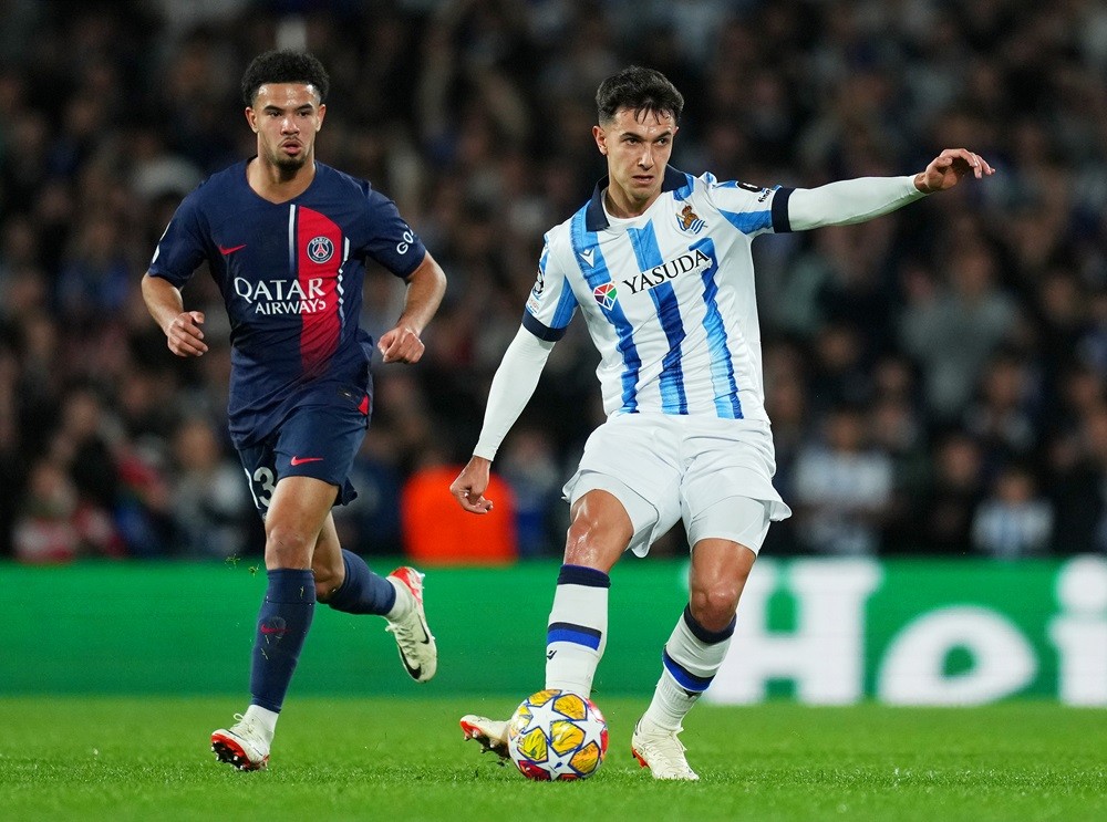 SAN SEBASTIAN, SPAIN: Martin Zubimendi of Real Sociedad passes the ball whilst under pressure from Warren Zaire-Emery of Paris Saint-Germain during the UEFA Champions League 2023/24 round of 16 second leg match between Real Sociedad and Paris Saint-Germain at Reale Arena on March 05, 2024. (Photo by Alex Caparros/Getty Images)