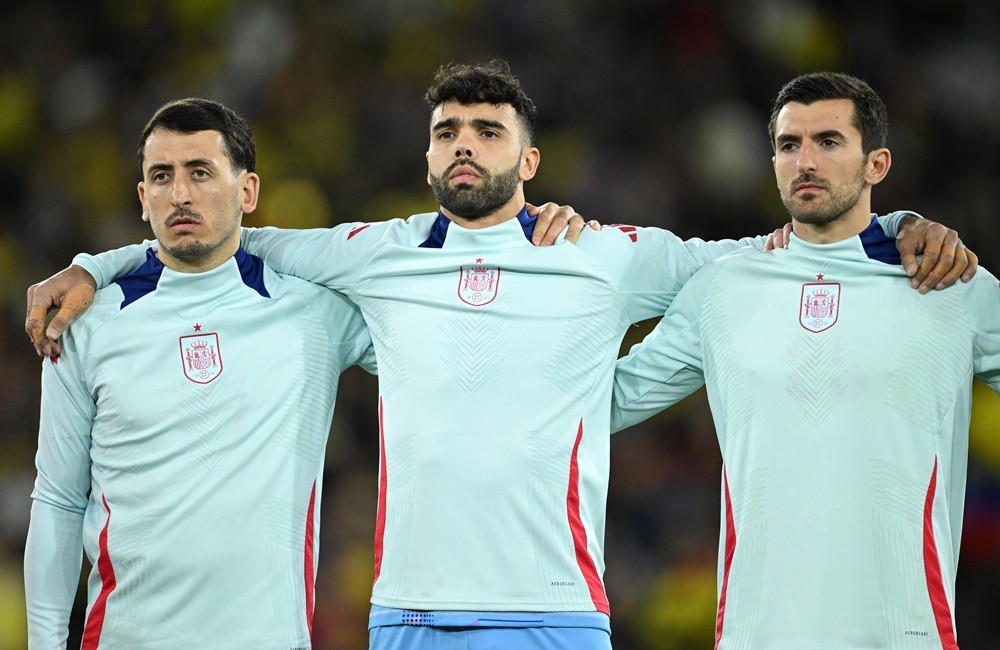 LONDON, ENGLAND: Mikel Oyarzabal, David Raya and Daniel Vivian of Spain line up for the international friendly match between Spain and Colombia at London Stadium on March 22, 2024. (Photo by Justin Setterfield/Getty Images)