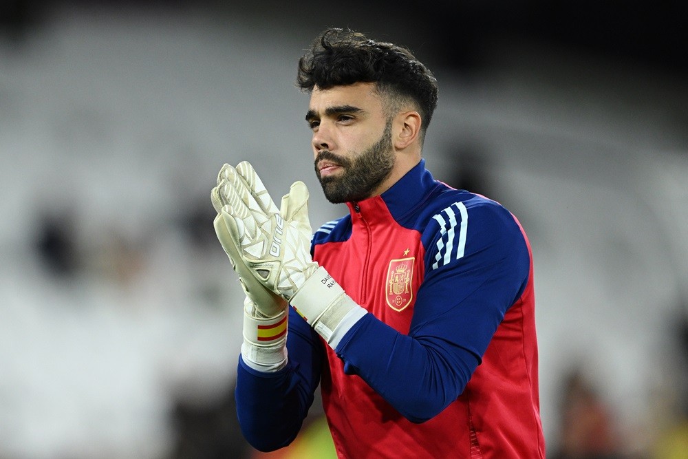 LONDON, ENGLAND: David Raya of Spain applauds the fans during his warm up prior to the international friendly match between Spain and Colombia at London Stadium on March 22, 2024. (Photo by Justin Setterfield/Getty Images)