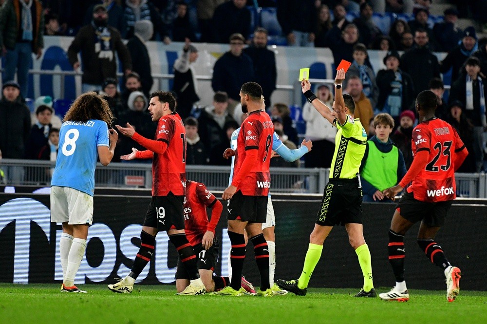 ROME, ITALY: The referee Marco Di Bello show a red Card to Matteo Guendouzi of SS Lazio during the Serie A TIM match between SS Lazio and AC Milan Serie A TIM at Stadio Olimpico on March 01, 2024. (Photo by Marco Rosi - SS Lazio/Getty Images)