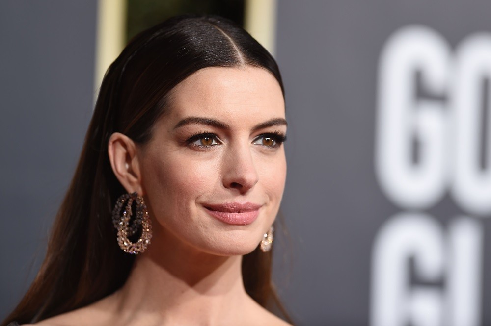US actress Anne Hathaway arrives for the 76th annual Golden Globe Awards on January 6, 2019, at the Beverly Hilton hotel in Beverly Hills, California. (Photo by VALERIE MACON/AFP via Getty Images)
