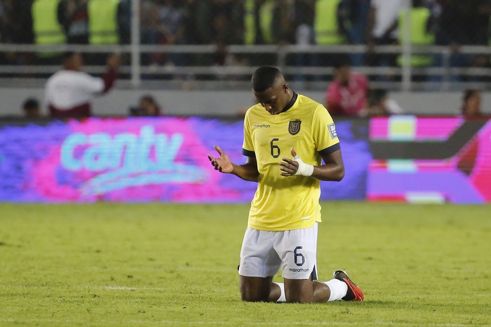 MATURIN, VENEZUELA: Willian Pacho of Ecuador prays after a FIFA World Cup 2026 Qualifier match between Venezuela and Ecuador at Estadio Monumental de Maturin on November 16, 2023. (Photo by Edilzon Gamez/Getty Images)