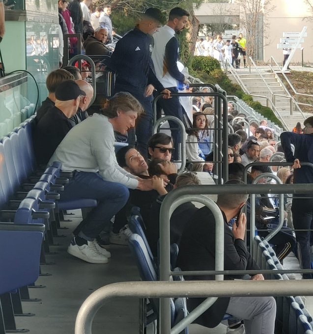 Gabriel Heinze and Mikel Arteta attending a Madrid youth match together recently (Photo via Leandro Alves on Twitter)