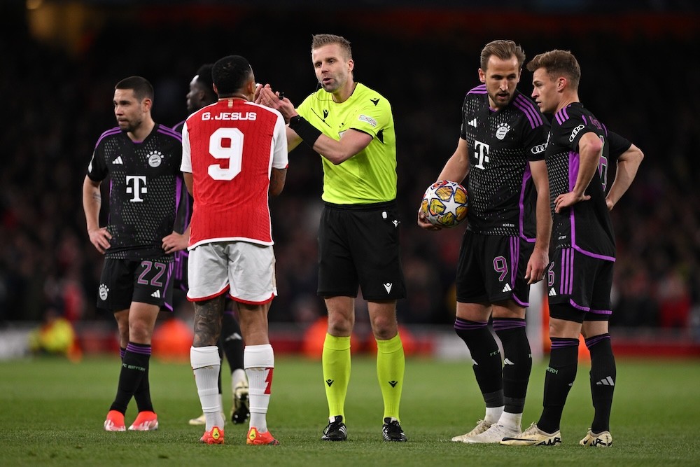 LONDON, ENGLAND: Referee Glenn Nyberg of Sweden talks to Gabriel Jesus of Arsenal during the UEFA Champions League quarter-final first leg match between Arsenal FC and FC Bayern München at Emirates Stadium on April 09, 2024. (Photo by Mike Hewitt/Getty Images)
