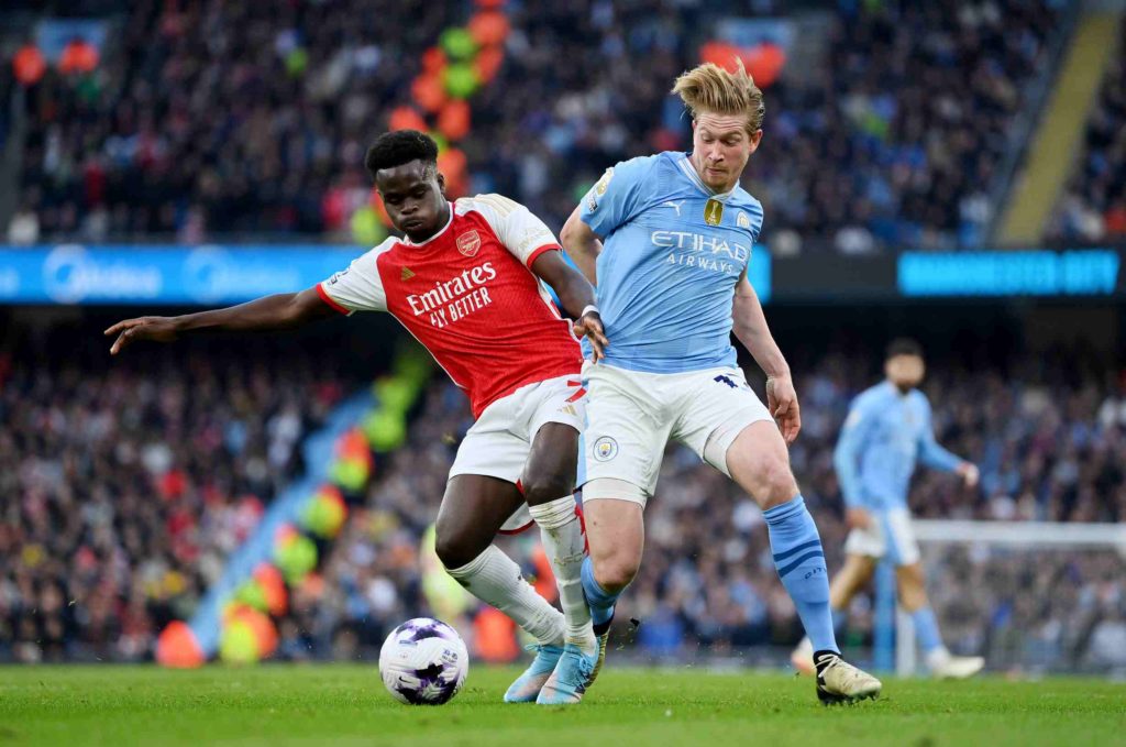 MANCHESTER, ENGLAND - MARCH 31: Bukayo Saka of Arsenal battles for possession with Kevin De Bruyne of Manchester City during the Premier League match between Manchester City and Arsenal FC at Etihad Stadium on March 31, 2024 in Manchester, England. (Photo by Justin Setterfield/Getty Images) (Photo by Justin Setterfield/Getty Images)