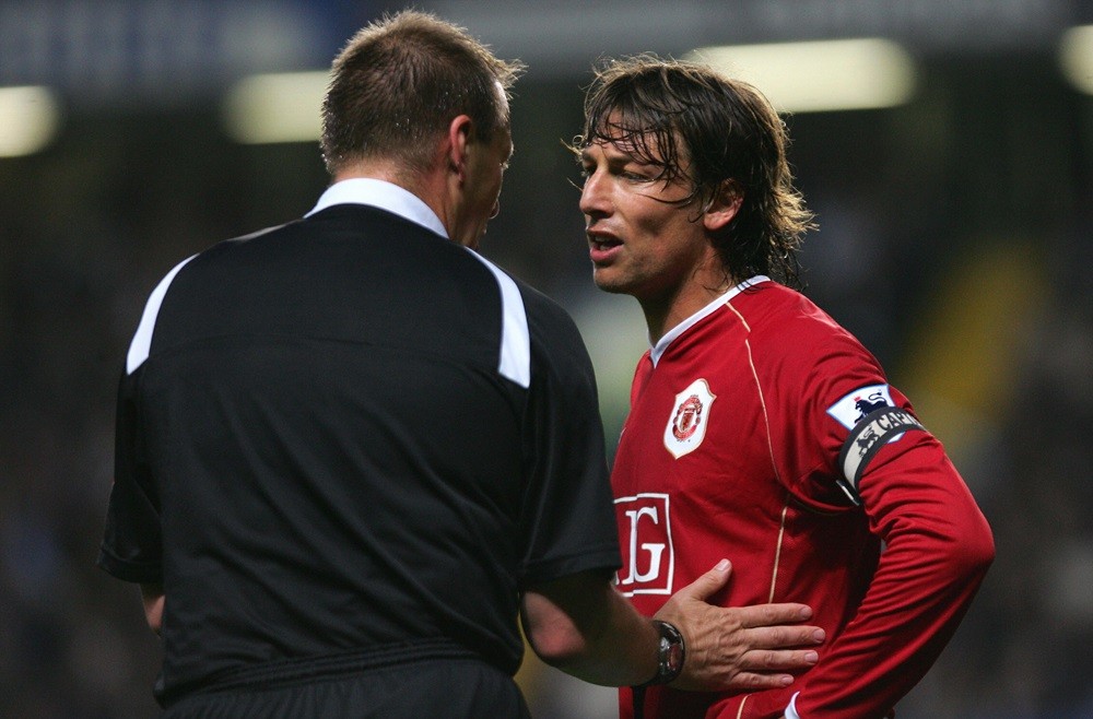 London, UNITED KINGDOM: Referee Graham Poll (L) tries to calm down Manchester United's Gabriel Heinze (R) during their Premiership match against Chelsea at home to Chelsea at Stamford Bridge Stadium, London 09 May 2007. (Photo: CARL DE SOUZA/AFP via Getty Images)