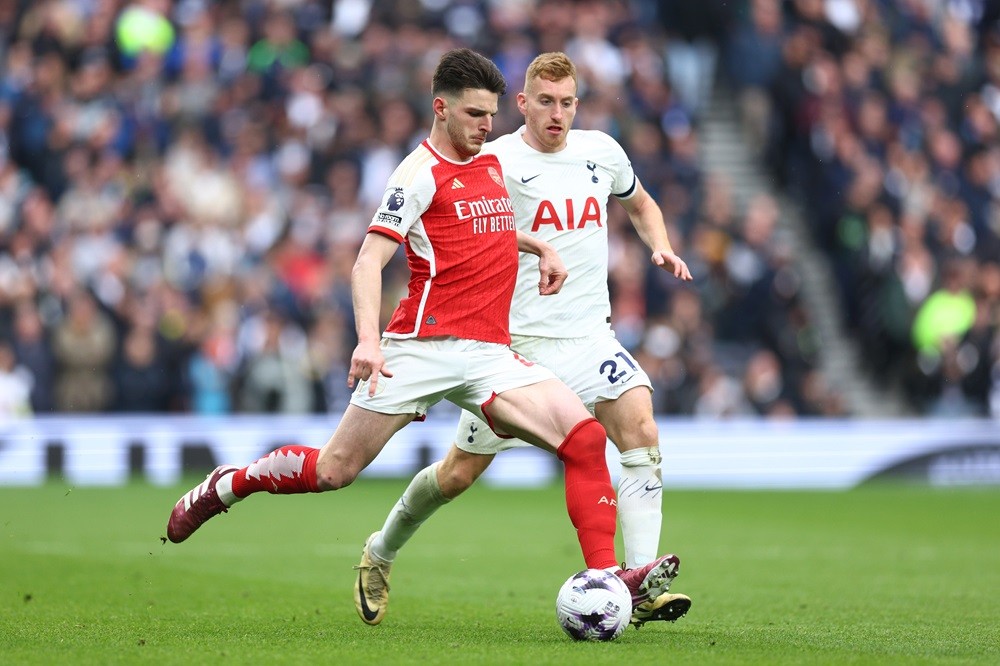 LONDON, ENGLAND: Declan Rice of Arsenal is challenged by Dejan Kulusevski of Tottenham Hotspur during the Premier League match between Tottenham Hotspur and Arsenal FC at Tottenham Hotspur Stadium on April 28, 2024. (Photo by Clive Rose/Getty Images)