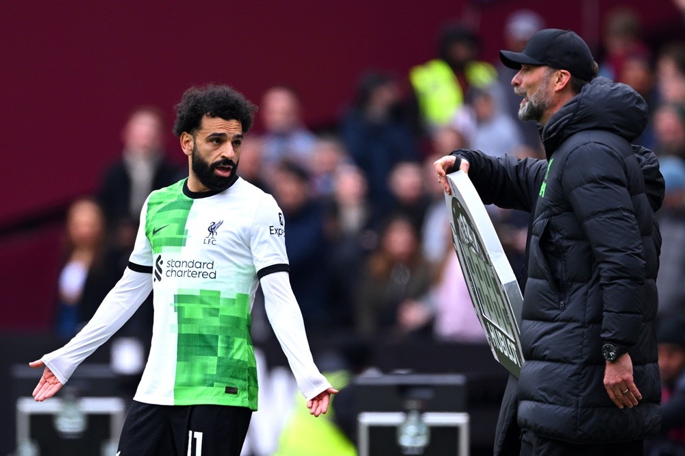 LONDON, ENGLAND: Mohamed Salah of Liverpool clashes with Jurgen Klopp, Manager of Liverpool, during the Premier League match between West Ham United and Liverpool FC at London Stadium on April 27, 2024. (Photo by Justin Setterfield/Getty Images)