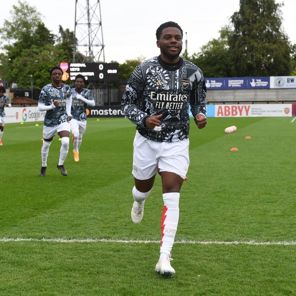 Nathan Butler-Oyedeji ahead of a game for the Arsenal u21s (Photo via Arsenal Academy on Twitter)