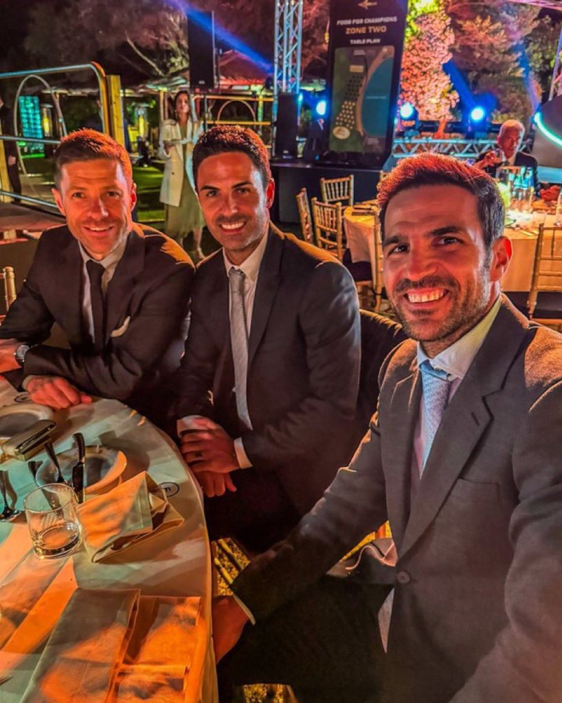 Mikel Arteta (C) with Cesc Fabregas (R) and Xabi Alonso (Photo via Globe Soccer Awards on Twitter)