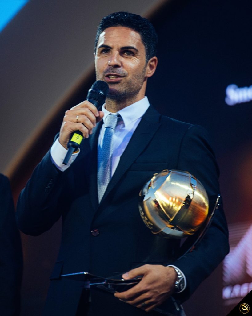 Mikel Arteta with his award from the Globe Soccer Awards (Photo via Globe Soccer Awards on Twitter)