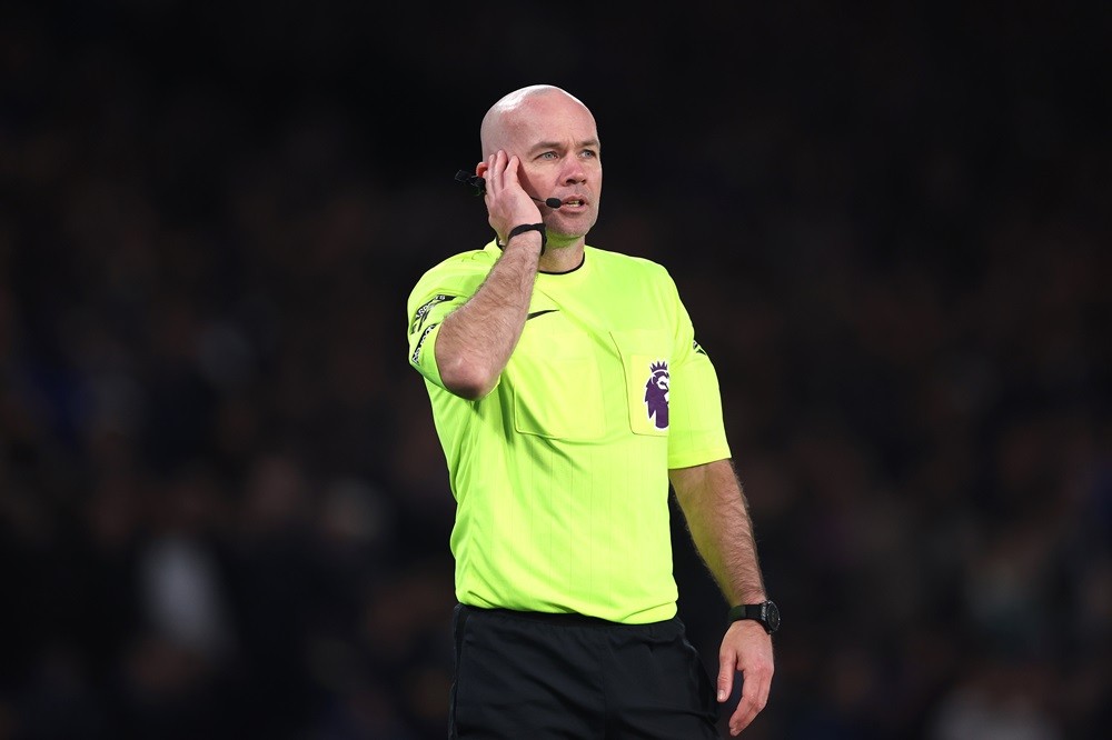 LONDON, ENGLAND: Referee Paul Tierney checks with VAR during the Premier League match between Chelsea FC and Everton FC at Stamford Bridge on April 15, 2024. (Photo by Alex Pantling/Getty Images)