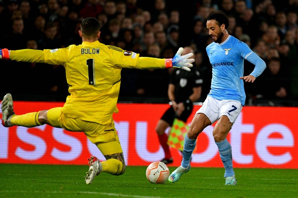 ROTTERDAM, NETHERLANDS: Felipe Anderson of SS Lazio competes for the ball with Justin Bijlow of Feyenoord during the UEFA Europa League group F match between Feyenoord and SS Lazio at Feyenoord Stadium on November 03, 2022. (Photo by Marco Rosi - SS Lazio/Getty Images)