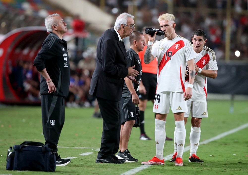 LIMA, PERU: Head coach Jorge Fossati of Peru talks to Oliver Sonne during the friendly match between Peru and Dominican Republic at Estadio Monumental on March 26, 2024. (Photo by Raul Sifuentes/Getty Images)