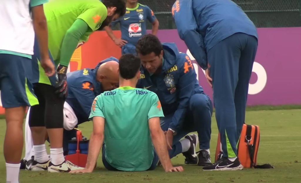 Gabriel Martinelli suffers a knock in training with Brazil (Image via Litoral News on YouTube)