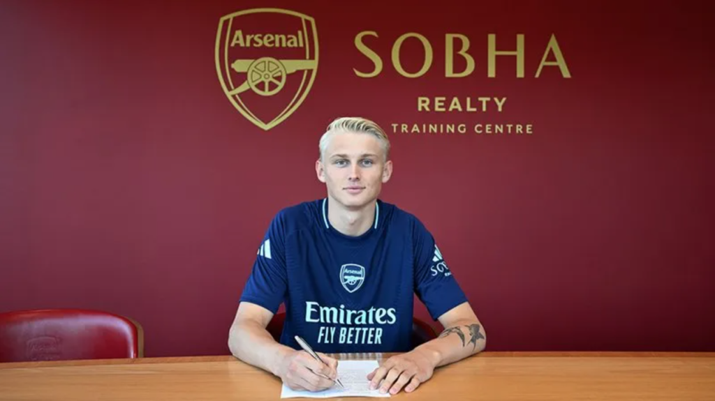 Lucas Nygaard signing for Arsenal (Photo via Arsenal.com)