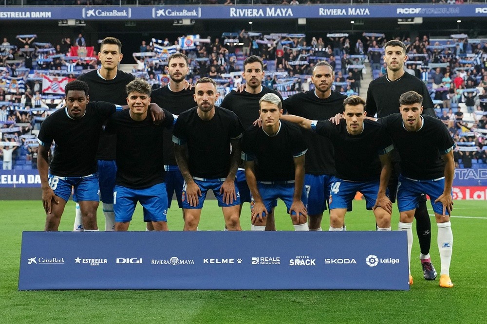 BARCELONA, SPAIN: Joan Garcia (top right) among RCD Espanyol players wearing black t-shirts in protest against referees prior to the LaLiga Santander match between RCD Espanyol and UD Almeria at RCDE Stadium on June 04, 2023. (Photo by Alex Caparros/Getty Images)