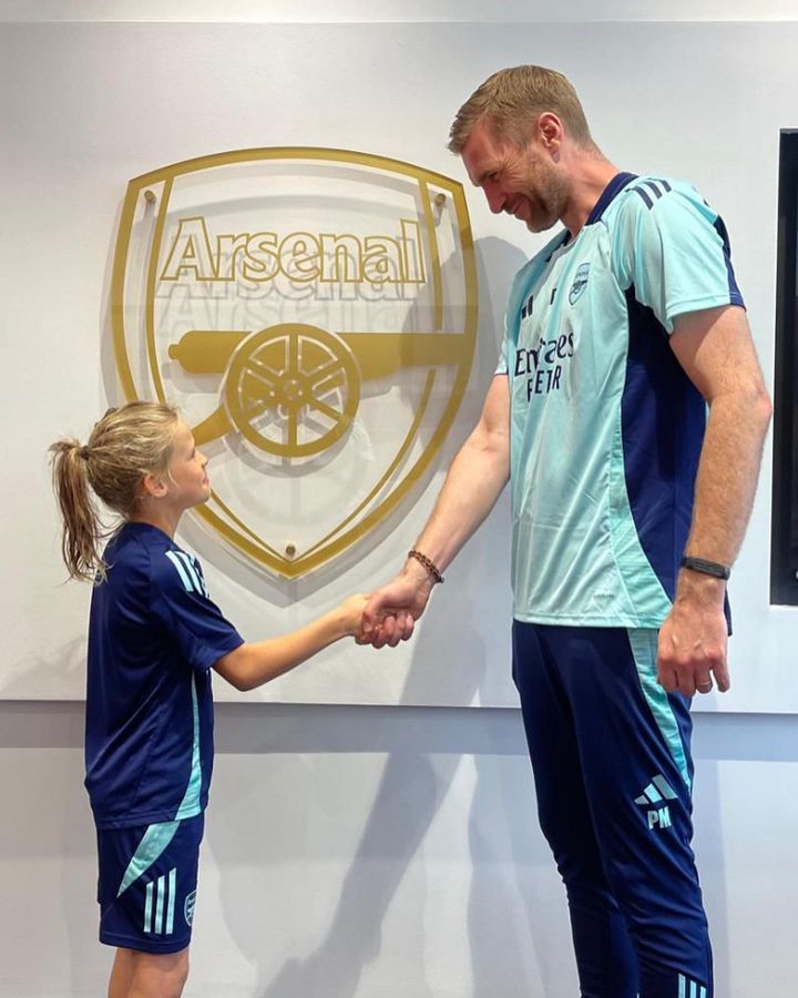Per Mertesacker shakes hands with Raphie Ljungberg as he signs for the Arsenal academy (Photo via Ljungberg on Instagram)
