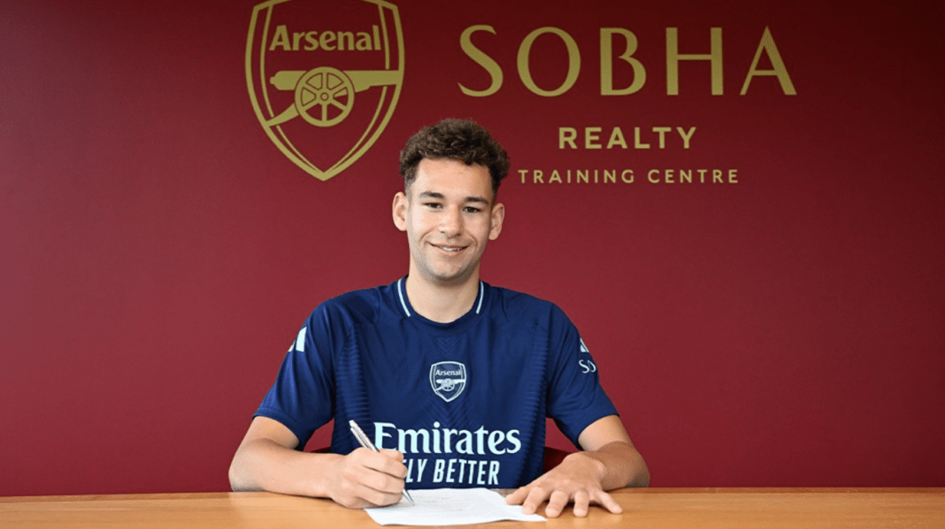 Brayden Clarke signs his professional contract with Arsenal (Photo via Arsenal.com)