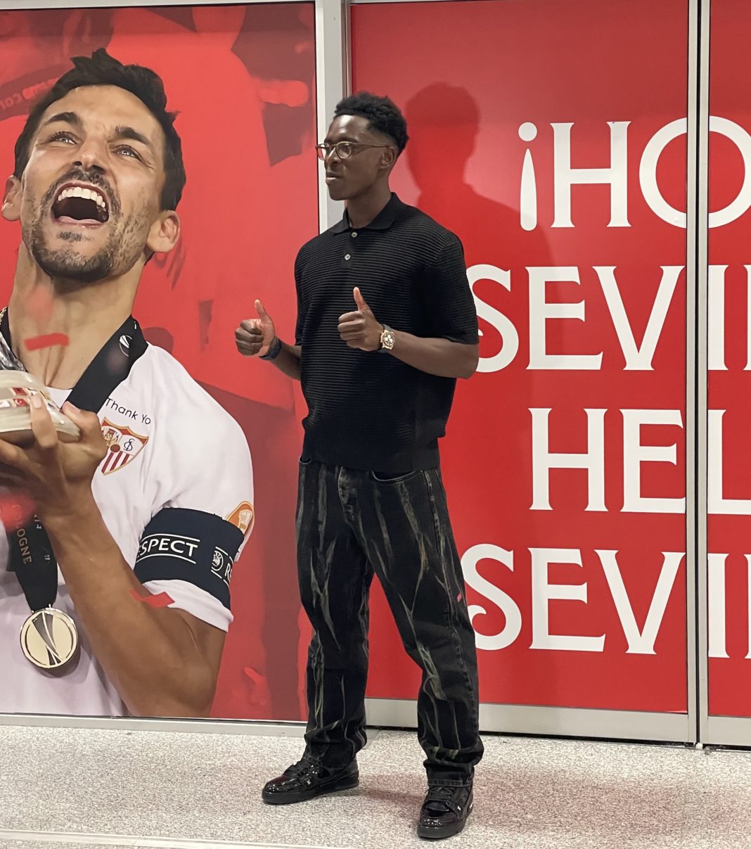 Albert Sambi Lokonga arriving in Spain ahead of his move to Sevilla (Photo via Gonzalo Tortosa on Twitter)