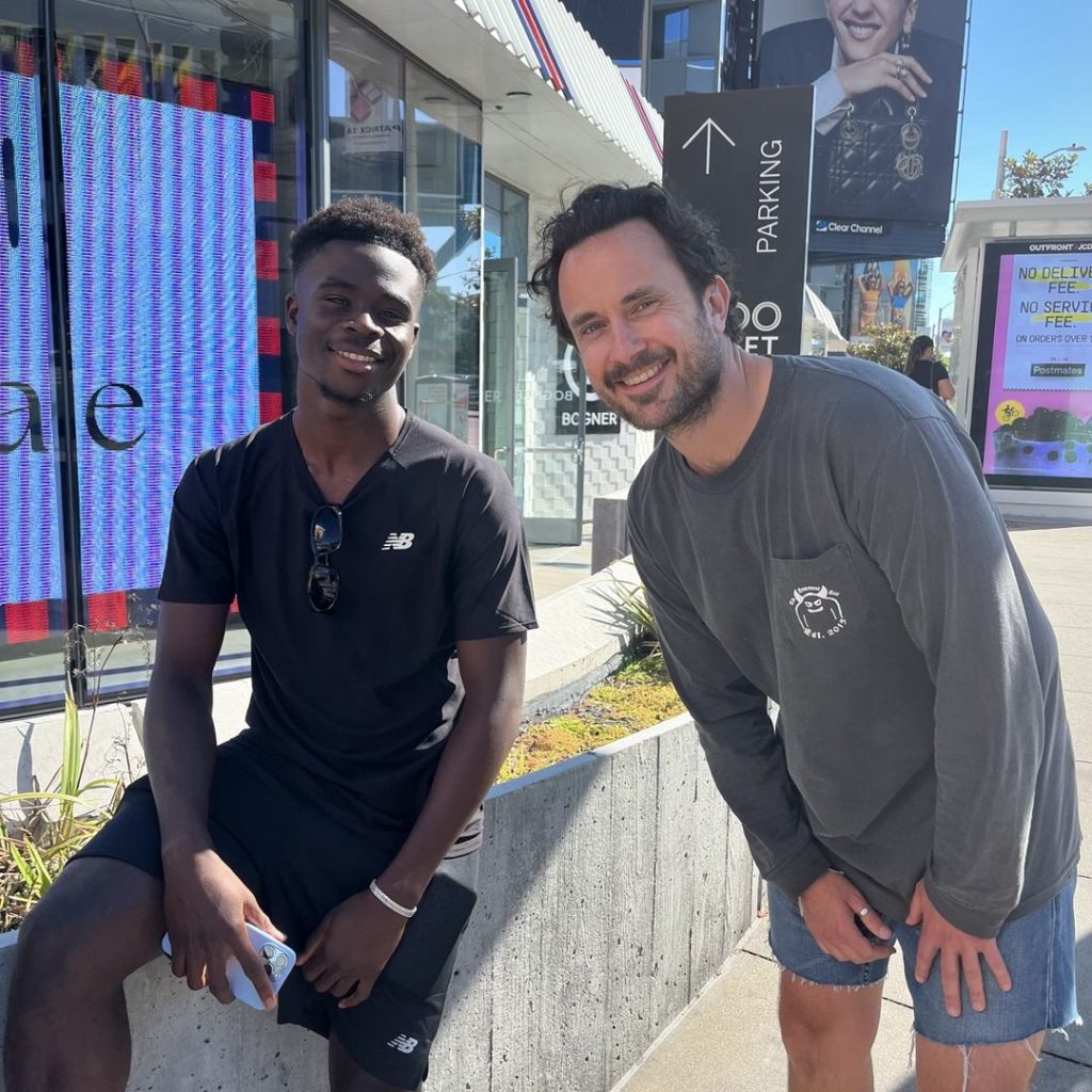 Bukayo Saka with a fan in Los Angeles (Photo via @afc_cat on Twitter)