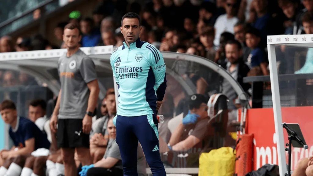 Mehmet Ali managing the Arsenal u21s (Photo via Arsenal.com)