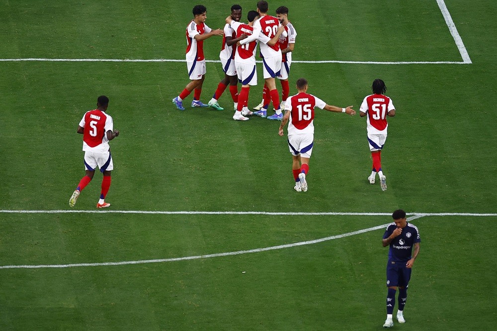 INGLEWOOD, CALIFORNIA: Arsenal celebrates a goal against Manchester United in the second half during a pre-season friendly match at SoFi Stadium on July 27, 2024. (Photo by Ronald Martinez/Getty Images)