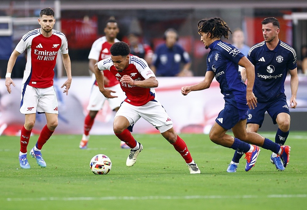 INGLEWOOD, CALIFORNIA: Ethan Nwaneri of Arsenal controls the ball against Hannibal Mejbri in the first half during a pre-season friendly match at SoFi Stadium on July 27, 2024 in Inglewood, California. (Photo by Ronald Martinez/Getty Images)