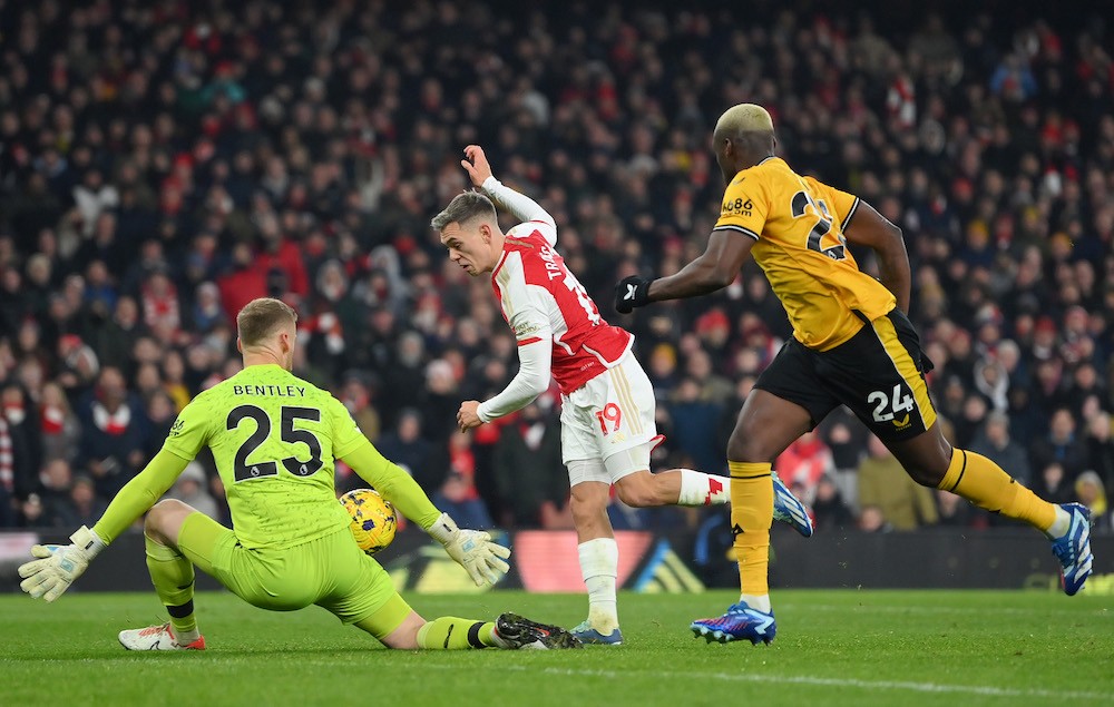 LONDON, ENGLAND: Leandro Trossard of Arsenal sees a chance saved by Daniel Bentley of Wolverhampton Wanderers during the Premier League match between Arsenal FC and Wolverhampton Wanderers at Emirates Stadium on December 02, 2023. (Photo by Justin Setterfield/Getty Images)