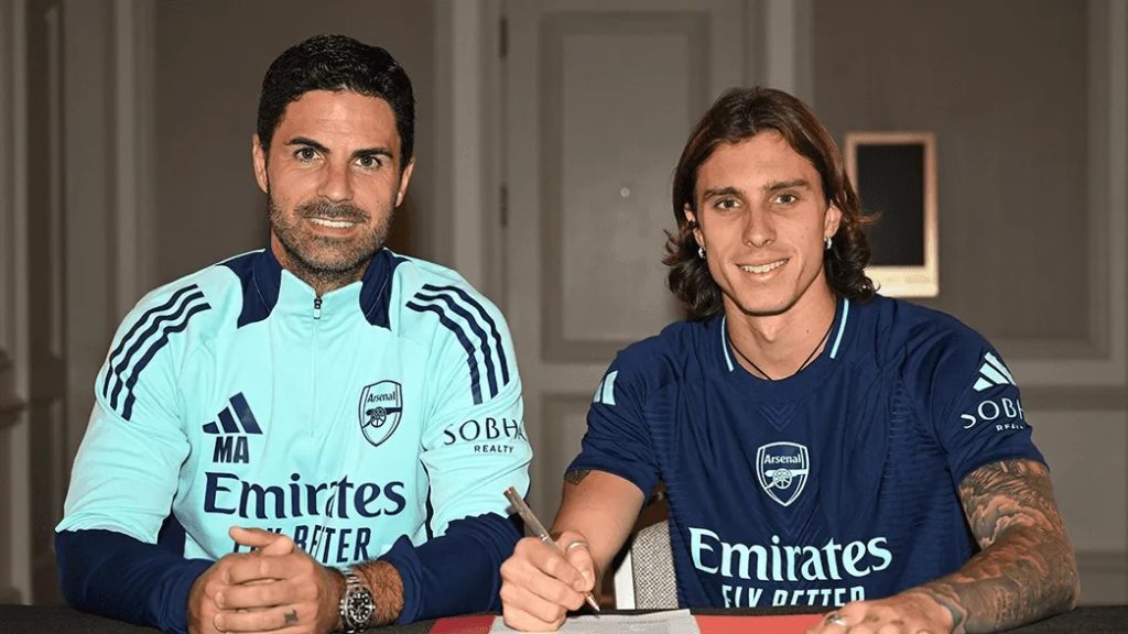 Riccardo Calafiori signing for Arsenal alongside Mikel Arteta (Photo via Arsenal.com)