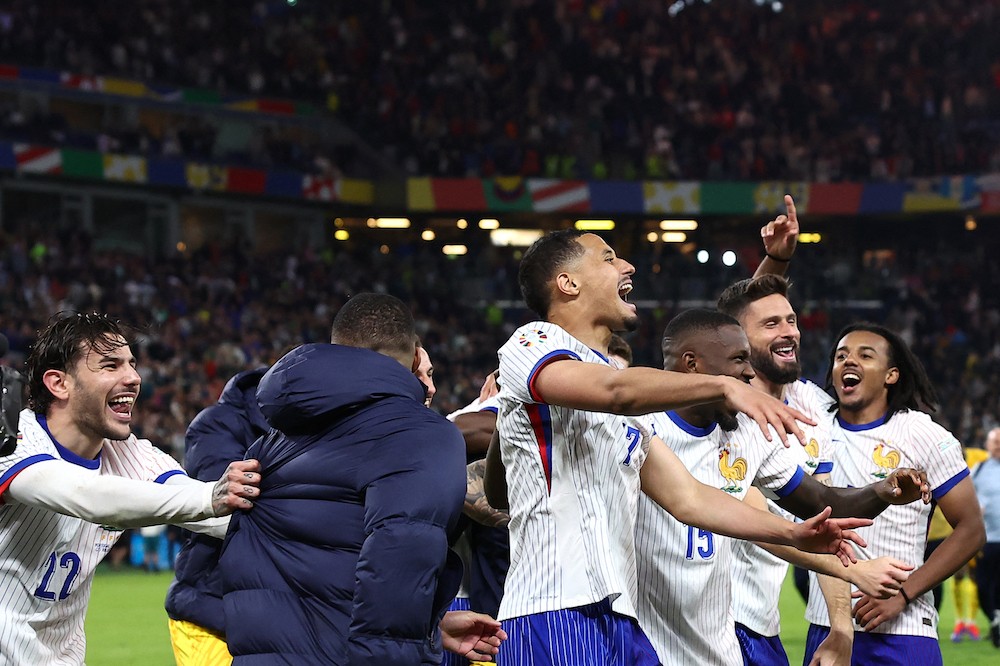 (From L) France's Theo Hernandez, William Saliba, Marcus Thuram, Olivier Giroud, and Jules Kounde celebrate after winning the UEFA Euro 2024 quarter-final football match between Portugal and France at the Volksparkstadion in Hamburg on July 5, 2024. (Photo by FRANCK FIFE / AFP)