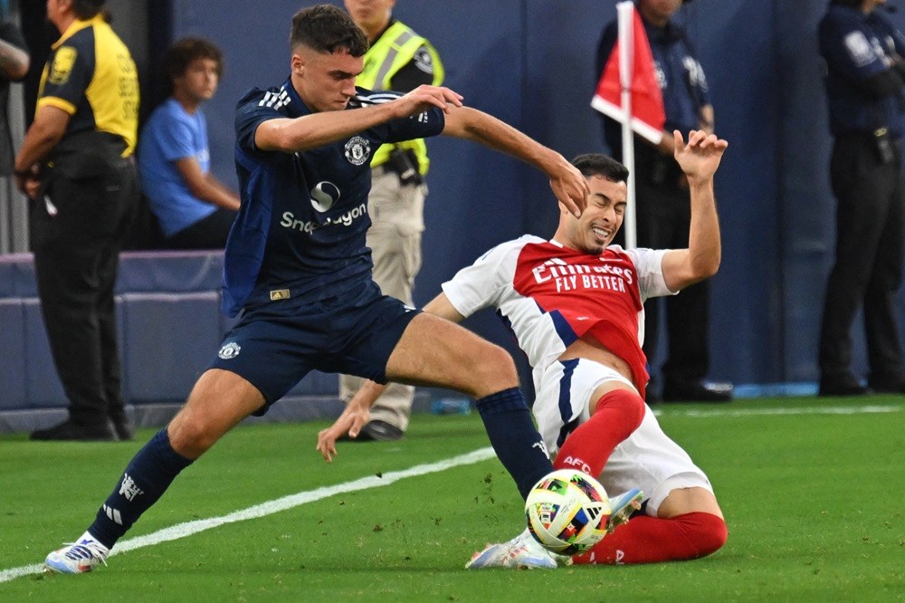 Arsenal's Gabriel Martinelli (R) fights for the ball with Manchester United's James Scanlon during the pre-season club friendly football match between Manchester United FC and Arsenal FC at SoFi Stadium in Inglewood, California on July 27, 2024. (Photo by PATRICK T. FALLON/AFP via Getty Images)