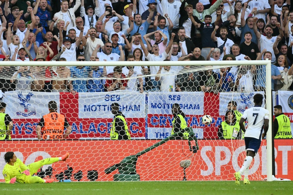 England's Bukayo Saka scores past Switzerland's Yann Sommer in the penalty shootout during the UEFA Euro 2024 quarter-final football match between England and Switzerland at the Duesseldorf Arena in Duesseldorf on July 6, 2024. (Photo by Alberto PIZZOLI / AFP)