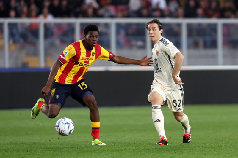 LECCE, ITALY - APRIL 01: Patrick Dorgu of Lecce competes for the ball with Edoardo Bove of Roma during the Serie A TIM match between US Lecce and AS Roma - Serie A TIM at Stadio Via del Mare on April 01, 2024 in Lecce, Italy. (Photo by Maurizio Lagana/Getty Images)