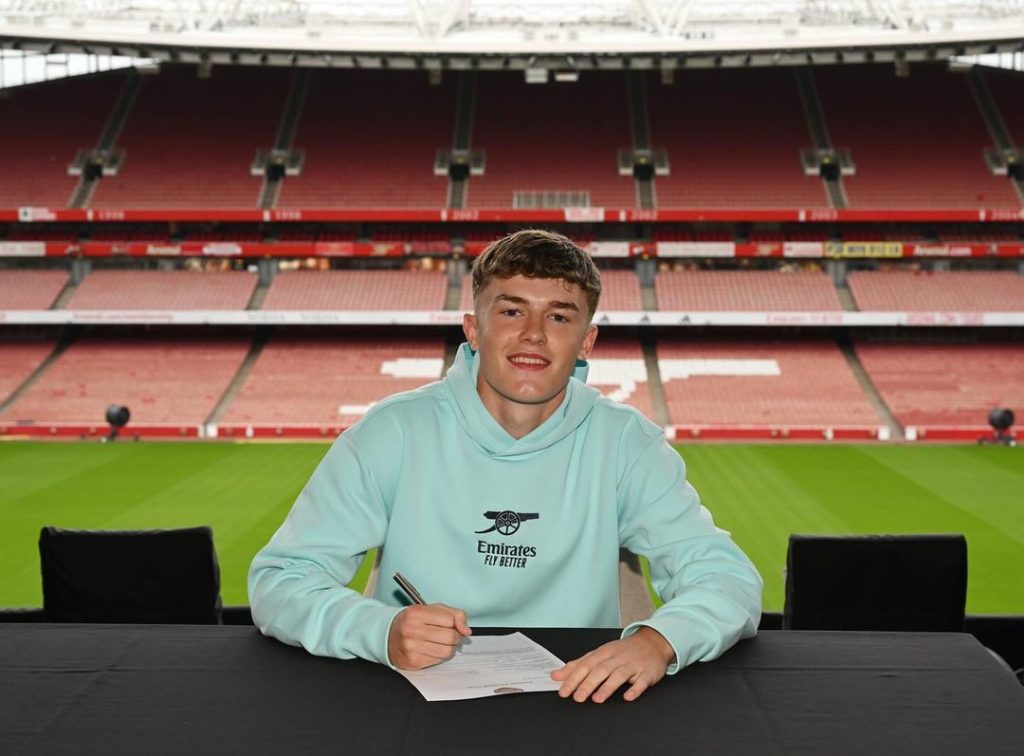 Ceadach O'Neill signing for Arsenal (Photo via O'Neill on Instagram)