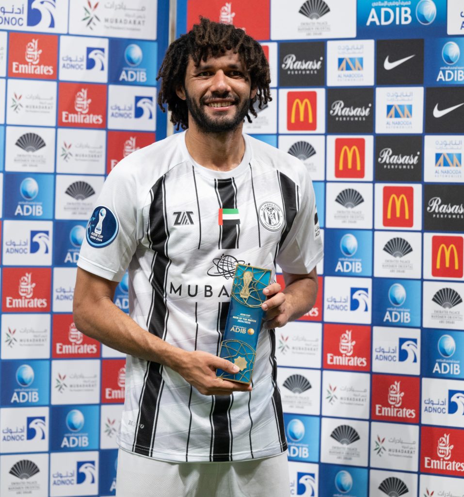 Mohamed Elneny with his Man of the Match award with Al-Jazira (Photo via Al Jazira Club on Twitter)