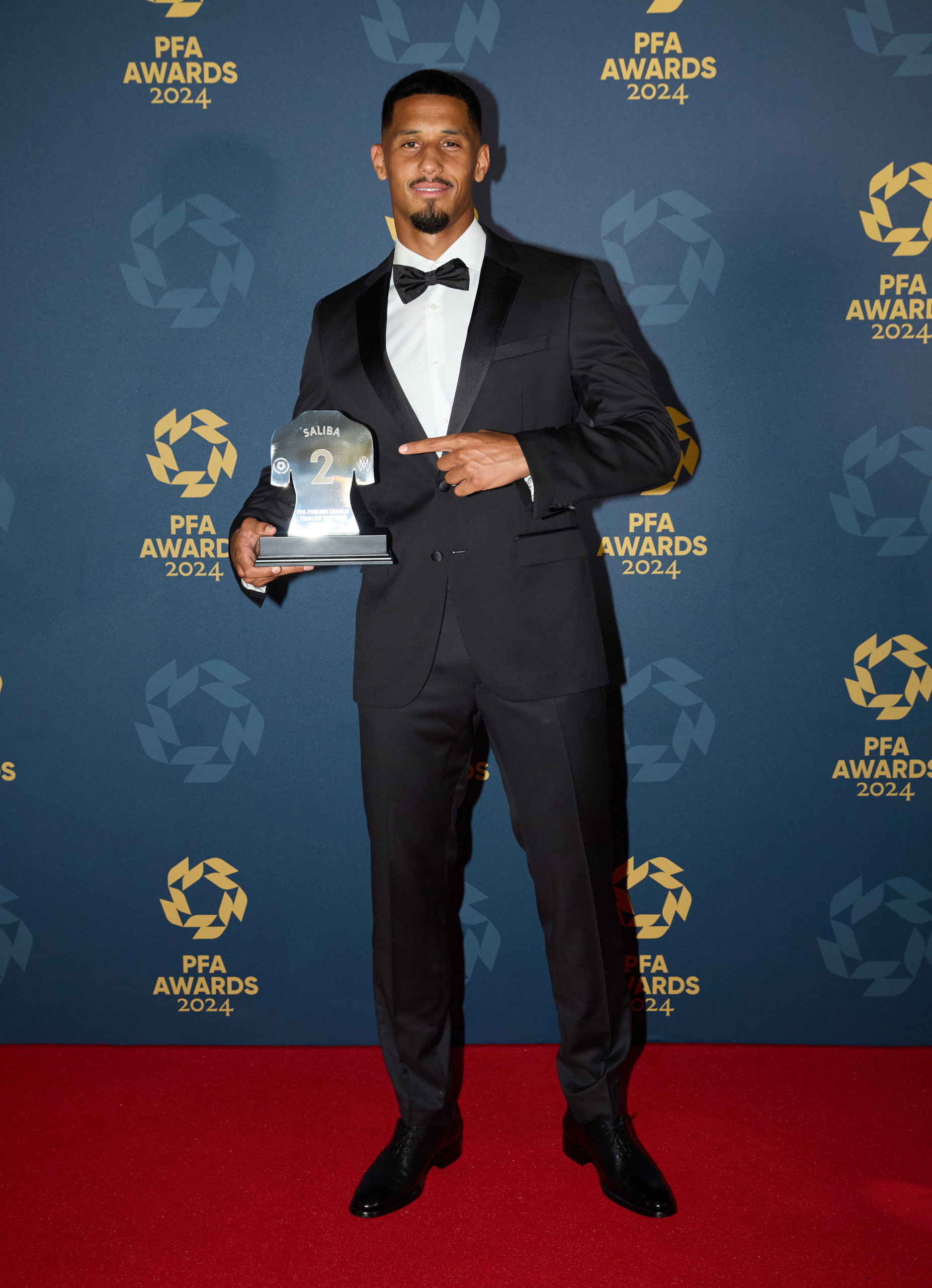 William Saliba with his PFA Team of the Year award (Photo via PFA on Twitter)