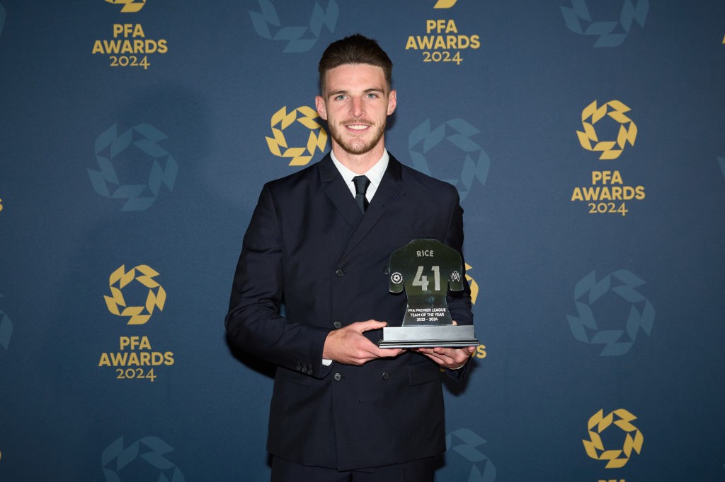 Declan Rice with his PFA Team of the Year award (Photo via PFA on Twitter)