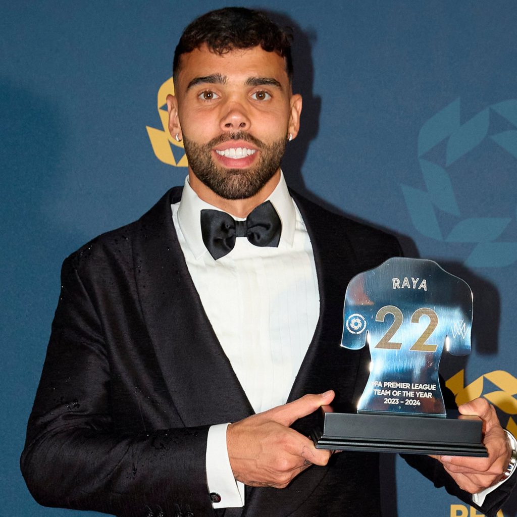 David Raya with his PFA Team of the Year award (Photo via Raya on Twitter)