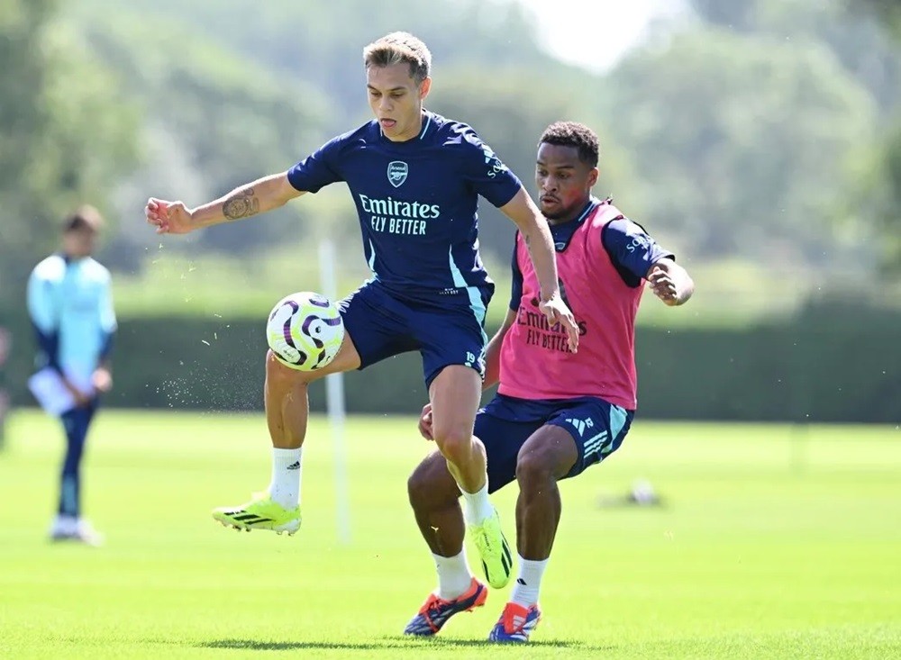 Jurrien Timber (R) in training with Arsenal (Photo via Arsenal.com)