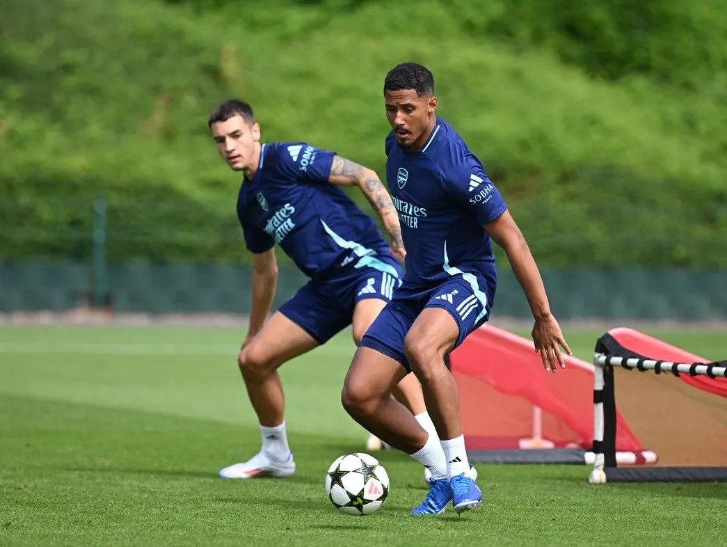 Jakub Kiwior and William Saliba in training with Arsenal (Photo via Arsenal.com)