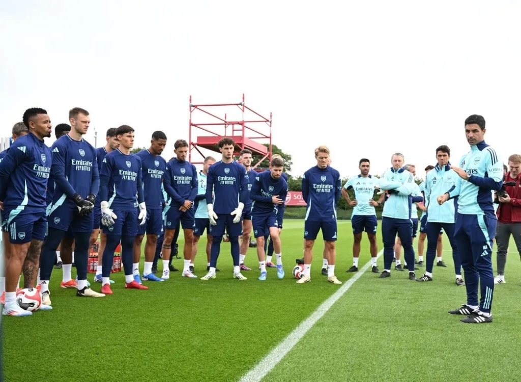 Alexei Rojas (front row 3L) and Tommy Setford (6L) in training with Arsenal (Photo via Arsenal.com)