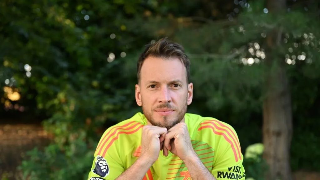 Neto after signing for Arsenal (Photo via Arsenal.com)