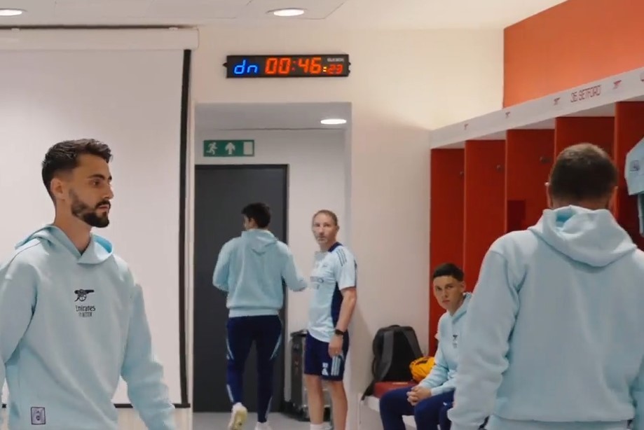 Tommy Setford's name (top-right) printed above his seat in the dressing room (Photo via Arsenal.com)