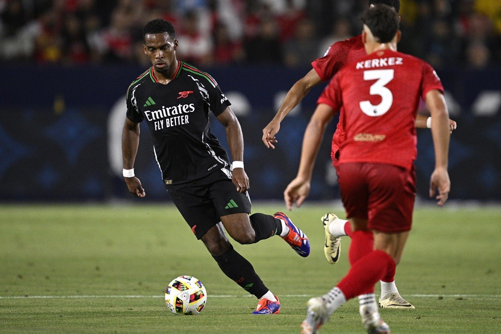 CARSON, CALIFORNIA: Jurrien Timber of Arsenal FC controls the ball during the first half against AFC Bournemouth during a pre-season friendly match between Arsenal FC and AFC Bournemouth at Dignity Health Sports Park on July 24, 2024. (Photo by Orlando Ramirez/Getty Images)