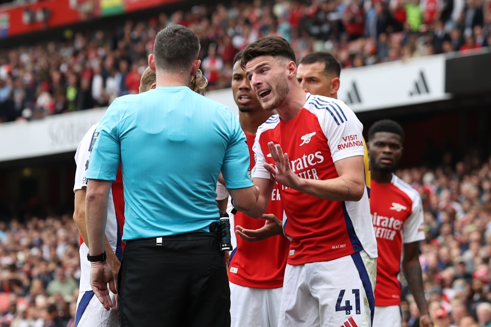 LONDON, ENGLAND: Declan Rice of Arsenal interacts with match referee Chris Kavanagh after being shown a second yellow card during the Premier League match between Arsenal FC and Brighton & Hove Albion FC at Emirates Stadium on August 31, 2024. (Photo by Ryan Pierse/Getty Images)