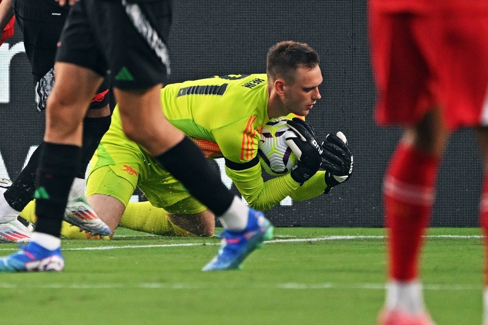 PHILADELPHIA, PENNSYLVANIA: Goalkeeper Karl Hein of Arsenal makes a save during the match against Liverpool FC at Lincoln Financial Field on July 31, 2024. (Photo by Drew Hallowell/Getty Images)