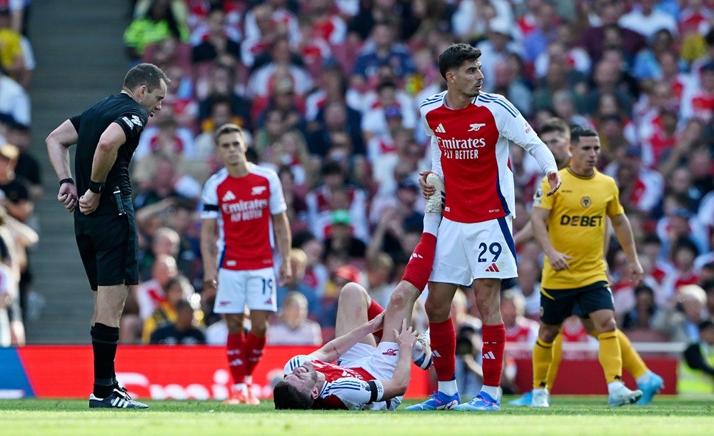 LONDON, ENGLAND: Declan Rice of Arsenal reacts with an injury as teammate Kai Havertz reacts during the Premier League match between Arsenal FC and Wolverhampton Wanderers FC at Emirates Stadium on August 17, 2024. (Photo by Shaun Botterill/Getty Images)