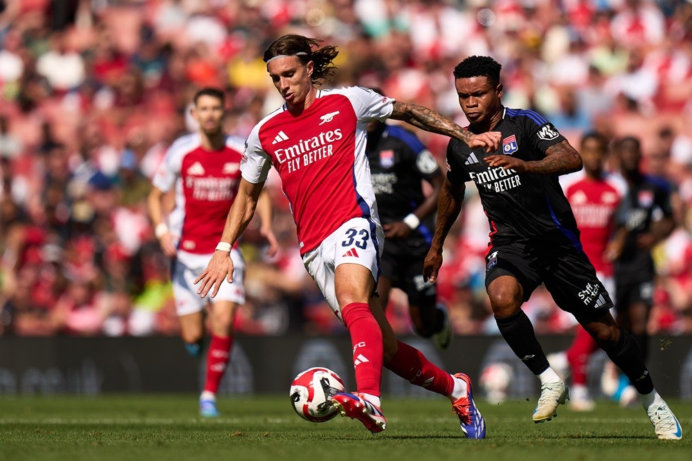 LONDON, ENGLAND: Riccardo Calafiori of Arsenal is challenged by Gift Orban of Olympique Lyonnais during the pre-season friendly match between Arsenal and Olympique Lyonnais at Emirates Stadium on August 11, 2024. (Photo by Angel Martinez/Getty Images)